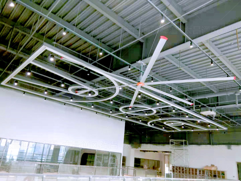 大型廠房通風(fēng)降溫什么設(shè)備好用？工業(yè)大風(fēng)扇如何？