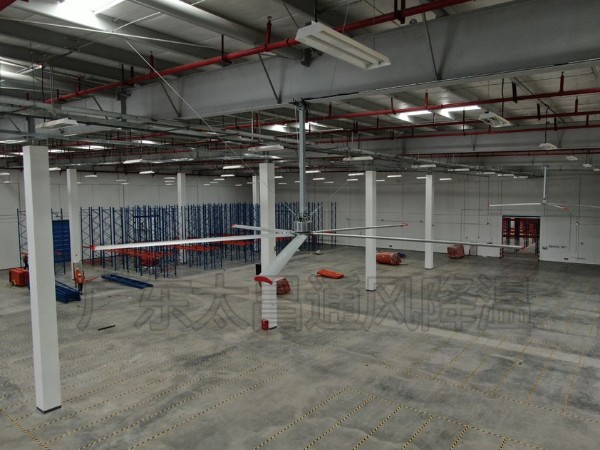 為什么廠房要安裝工業(yè)大風(fēng)扇通風(fēng)降溫呢？