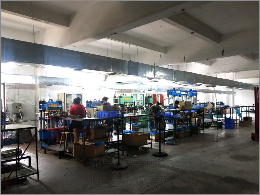 樟木頭吸盤廠車間降溫工程,環(huán)?？照{(diào),車間降溫,大型空調(diào),廠房降溫,潤東方環(huán)?？照{(diào)